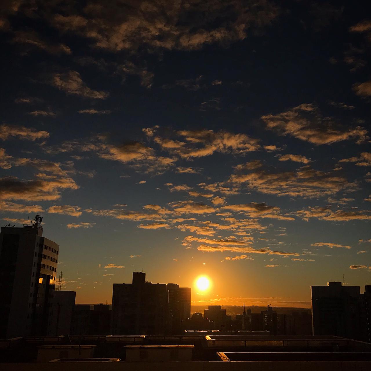 Nascer do sol Brasília céu azul.jpg