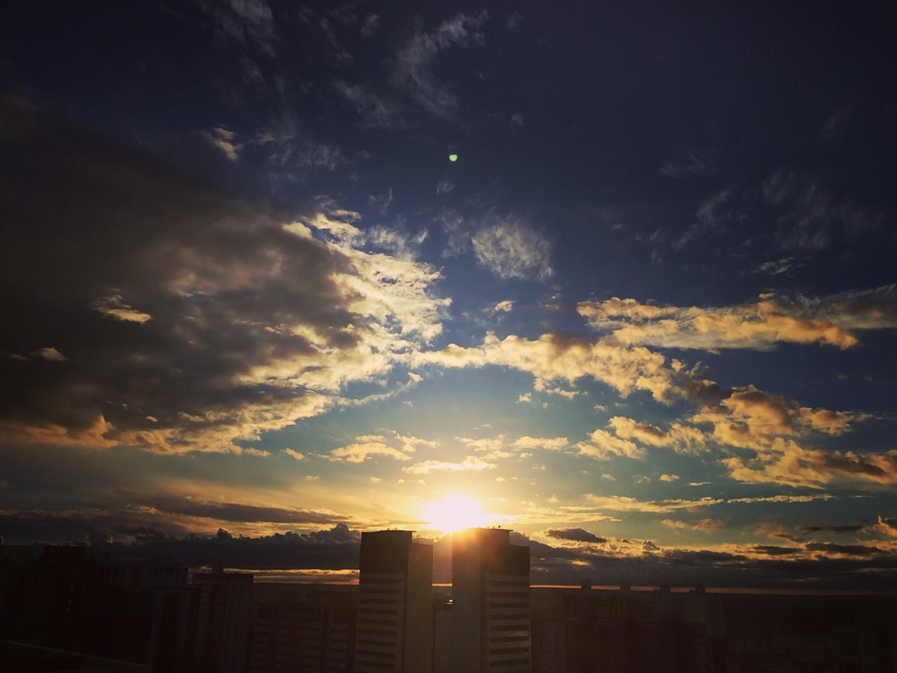 Nascer do sol Brasília entre torres.jpg