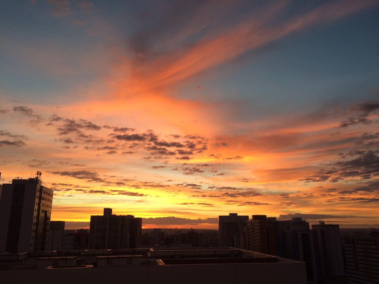 Nascer do sol Brasília amarelo e laranja.jpg