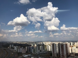 Vista de Alta Mente Psiquiatria - esculturas de nuvens.jpg