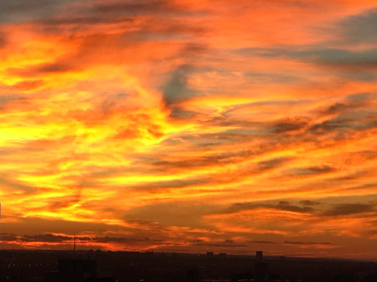 Céu de Brasília laranja.jpg