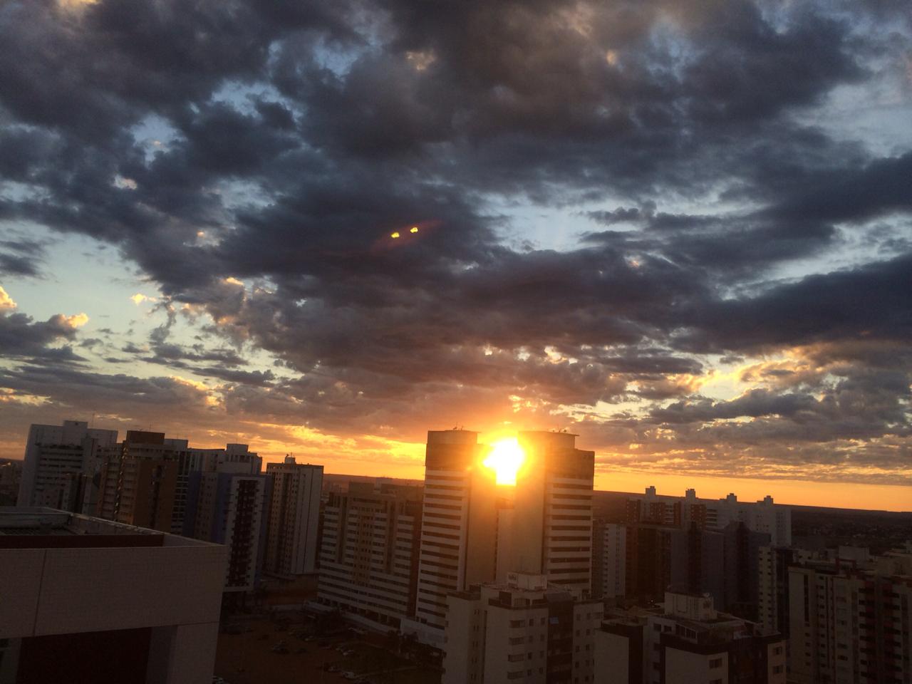 Nascer do sol Brasília entre torres carregado de nuvens.jpg