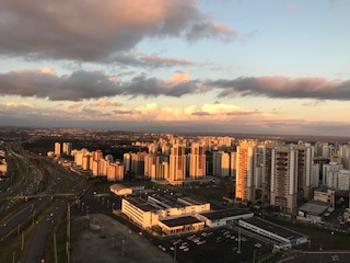 Vista de Alta Mente Psiquiatria - Entardecer com nuvens coloridas.jpg