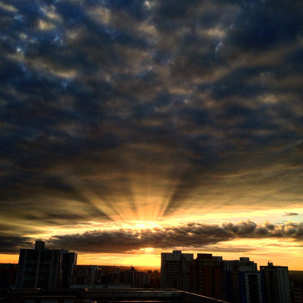 Nascer do sol Brasília com raios de luz .jpg