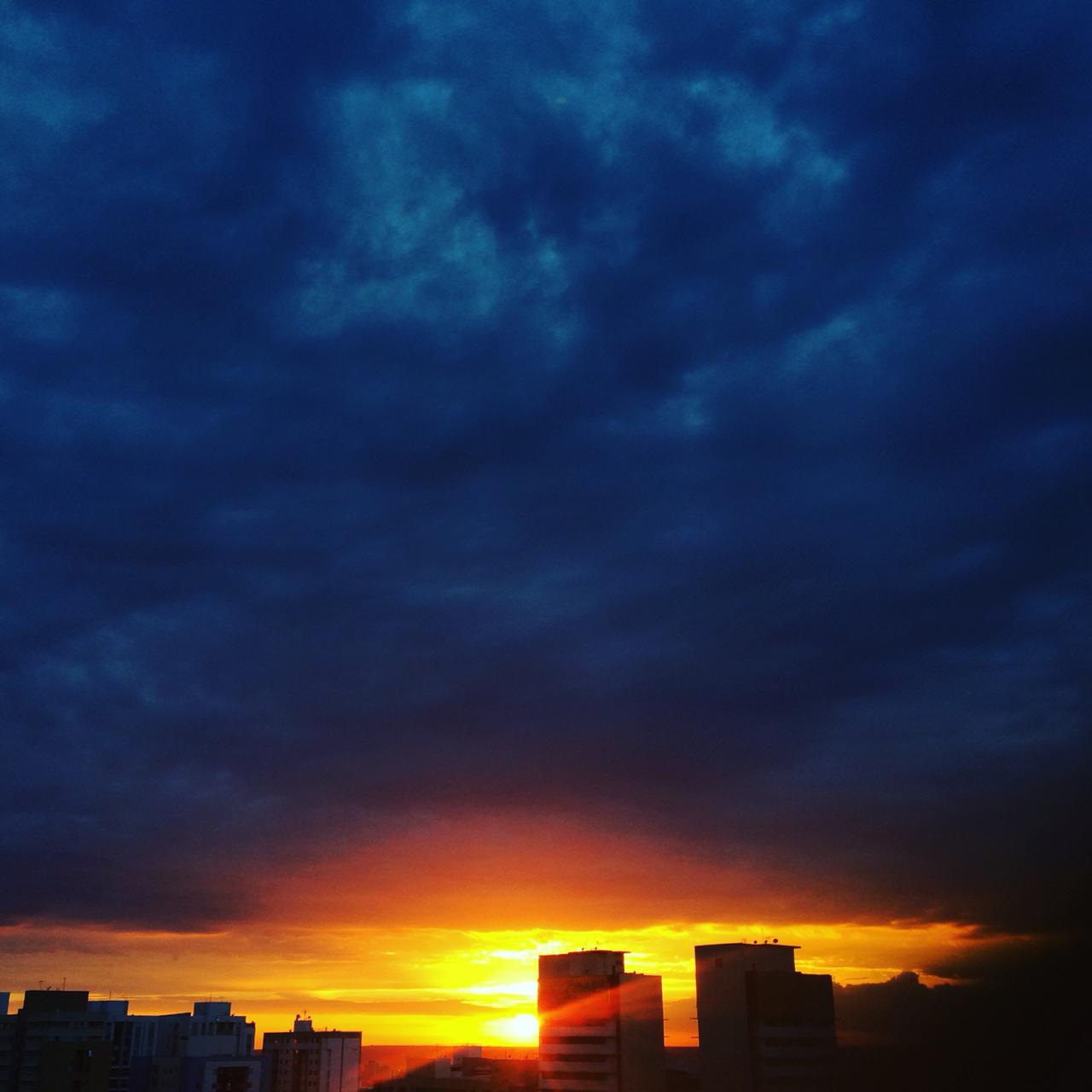 Nascer do sol Brasília com nuvens carregadas.jpg