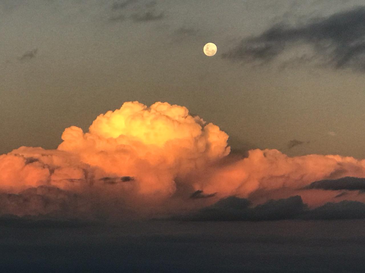 Entardecer de Brasília - Lua e Sol.jpg